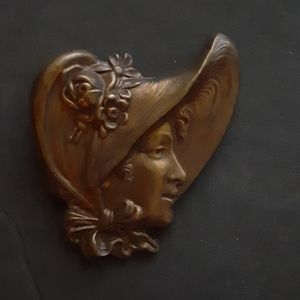 Beautiful old feel brooch/pin